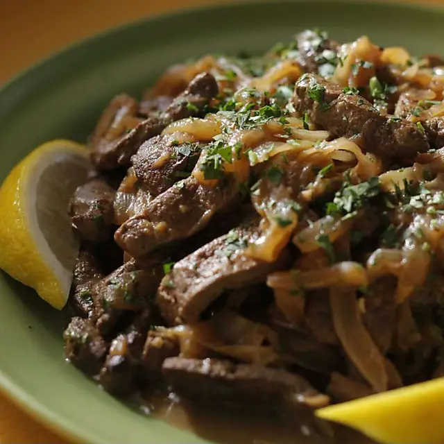 Meat with onions and lemon