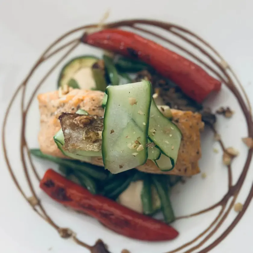 Salmon steak with grilled vegetables